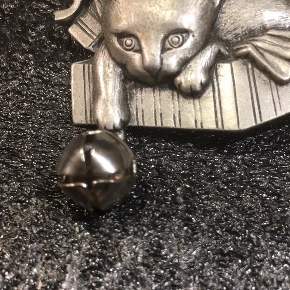 Vintage JJ Jonette Cat in Gift Box Playing with Bell Pewter Pin Brooch - Picture 5 of 12